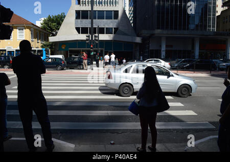 Pedestres aguardam sinal Verde para atravessar ein Avenida Paulista, Sao Paulo-SP. Stockfoto