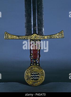 Las MEJORES DE LA EMPUÑADURA DE UNA ESPADA CON ORO E INSCRIPCION ARABE - PRIMERA MITAD DEL SIGLO XIV. Ort: INSTITUTO VALENCIA DE DON JUAN - COLECCION, MADRID, SPANIEN. Stockfoto