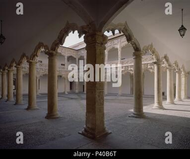 PATIO DE LOS LEONES DEL PALACIO DE LOS DUQUES DEL INFANTADO - SIGLO XV-ESTILO REYES CATOLICOS. Autor: Juan Guas (C. 1430-1496). Lage: PALACIO DEL INFANTADO/MUSEO DE BELLAS ARTES, SPANIEN. Stockfoto