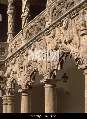 PATIO DE LOS LEONES - DECORACION GOTICA EN LOS ARCOS DEL PISO unterlegen. Autor: Juan Guas (C. 1430-1496). Lage: PALACIO DEL INFANTADO/MUSEO DE BELLAS ARTES, Guadalajara, Spanien. Stockfoto