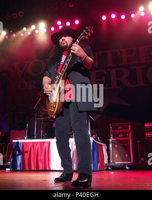 ATLANTA, GA - Oktober 20: Gary Rossington von Lynyrd Skynyrd führt während der Freiwilligen für Amerika Konzert in Lakewood Amphitheatre in Atlanta, Georgia am 20. Oktober 2001. Das Konzert fand statt, zu erheben, um die Familien der Opfer des 11. September zu profitieren (9/11) Angriffe auf die Vereinigten Staaten von Amerika. Zusätzliche Empfänger des Konzerts gehören das Amerikanische Rote Kreuz, das New York City Fire Department, der New York City Police Department. Quelle: Chris McKay/MediaPunch Stockfoto