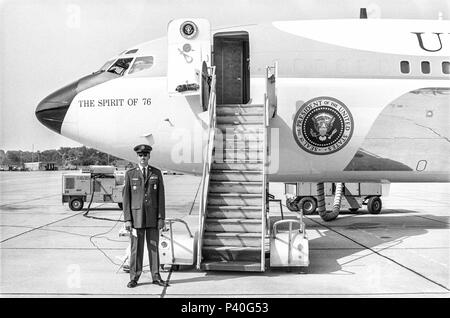 FORT SMITH, AR, USA - August 10, 1975 -- Eine Luftwaffe Unteroffizier, unterstützt durch die Secret Service Agenten nicht gezeigt, wacht über dem Eingang der Air Force One, während Präsident Gerald Ford die Vietnamesische Flüchtlingslager am Fort Chaffee, AR Besuche. Stockfoto