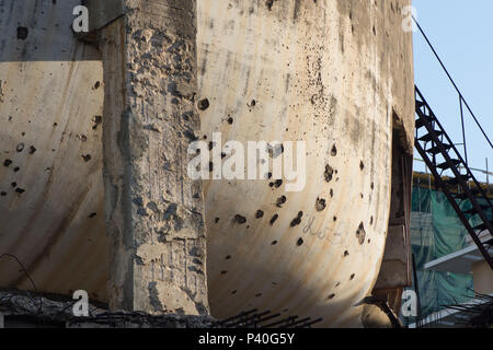 Krieg - geschrammt Ei-förmiges Gebäude in Beirut. Stockfoto