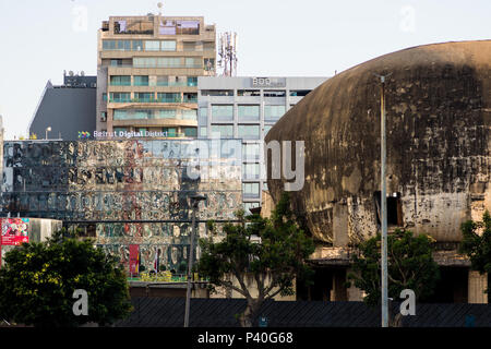 Krieg - geschrammt Ei-förmiges Gebäude in Beirut. Stockfoto