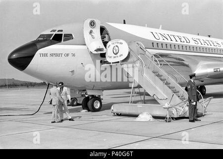 FORT SMITH, AR, USA - 10. AUGUST 1975 - Ein Air Force Sentry und Secret Service Agenten Guard Air Force One während Präsident Gerald Ford weg ist die Erkundung der neuen Vietnamesischen Flüchtlingslager am Fort Chaffee, AR. Stockfoto
