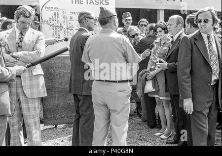 FORT SMITH, AR, USA - 10. August 1975 - Präsident Gerald Ford diskutiert die Einrichtung und den Betrieb des Fort Chaffee vietnamesischen Flüchtlingslager mit militärischen und zivilen Führer, unter dem wachsamen Auge des Secret Service Agenten. Stockfoto