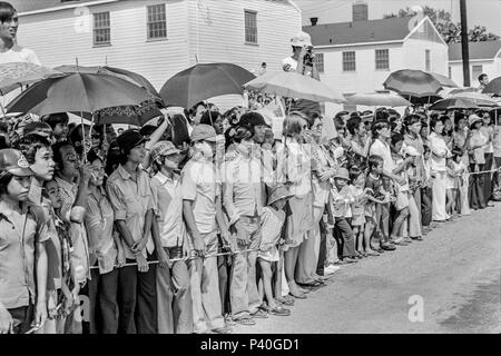 FORT SMITH, AR, USA - 10. August 1975 - Präsident Gerald Ford grüßt Journalisten und Vertreter, wenn er das Fort Chaffee vietnamesischen Relocation Center in Northwest Arkansas Besuche. Stockfoto