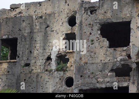 Zeichen der libanesischen Bürgerkrieg auf einem verlassenen Gebäude in Beirut. Stockfoto