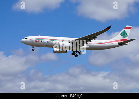 Eine MEA Middle East Airlines Airbus A 330-243, Registriernummer OD-MED, nähert sich eine Landung. Stockfoto