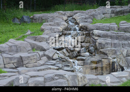 Wasserfall über die Felsen Stockfoto