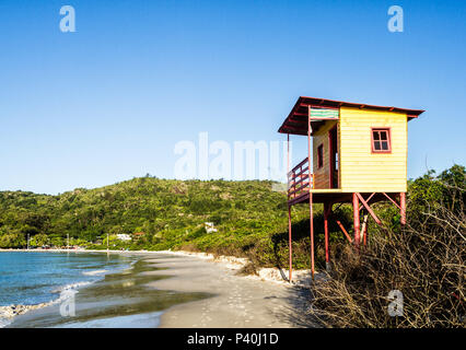 Posto de Salva vidas na Praia da Daniela. Florianópolis, Santa Catarina, Brasilien. Stockfoto