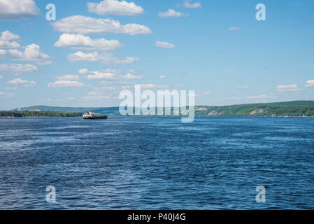 Wolga in der Nähe von Samara, Russland. Panoramablick. Stockfoto