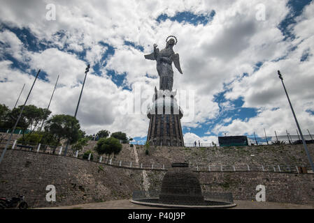 La Virgen del Panecillo-A Virgem tun Panecillo. Em 1976, ein virgem alada de Quito foi construída a partir de Sete mil peças de alumínio. É dito ser a única Madonna alada keine Mundo. El Panecillo (de Panecillo espanhol pequeno Pedaço De Pao, diminutivo de Pao pan) é um Monte de 200 metros De Altura de origem vulcânica, Kom solo Löss, localizado entre o sul eo Centro de Quito. Seu pico está em Uma elevação de 3.016 Metros acima Tun nível do Mar. O nome usado Original pelos aborígenes habitantes de Quito ära Yavirac. De acordo com Juan de Velasco, Historiador jesuíta, em Cima de Yavirac, havia um t Stockfoto