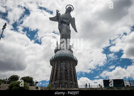 La Virgen del Panecillo-A Virgem tun Panecillo. Em 1976, ein virgem alada de Quito foi construída a partir de Sete mil peças de alumínio. É dito ser a única Madonna alada keine Mundo. El Panecillo (de Panecillo espanhol pequeno Pedaço De Pao, diminutivo de Pao pan) é um Monte de 200 metros De Altura de origem vulcânica, Kom solo Löss, localizado entre o sul eo Centro de Quito. Seu pico está em Uma elevação de 3.016 Metros acima Tun nível do Mar. O nome usado Original pelos aborígenes habitantes de Quito ära Yavirac. De acordo com Juan de Velasco, Historiador jesuíta, em Cima de Yavirac, havia um t Stockfoto