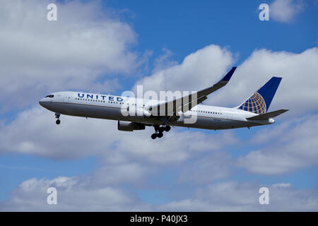 Ein United Airlines Boeing 767-322 Flugzeuge, Registriernummer N660UA, nähert sich eine Landung. Stockfoto