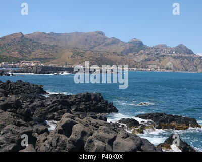 Lange Schuß von Giardini Naxos auf der der Stadt von Taormina in Sizilien Italien Stockfoto