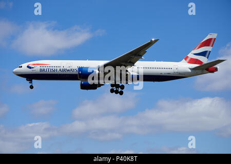 Einen British Airways Boeing 777-236, der Registrierung G-YMMT, nähert sich eine Landung. Stockfoto