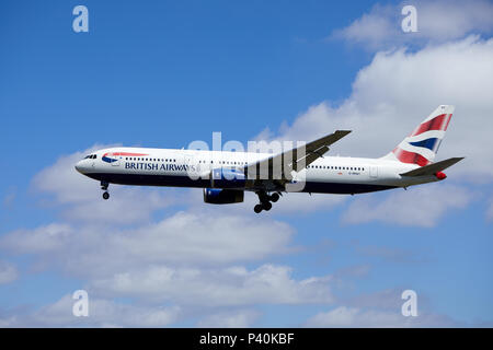 Einen British Airways Boeing 767-336 Flugzeuge, der Registrierung G-BNWX, nähert sich eine Landung. Stockfoto