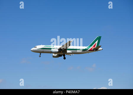 Ein Alitalia Airbus A 320-216, Registriernummer EI-DTE, nähert sich eine Landung. Stockfoto