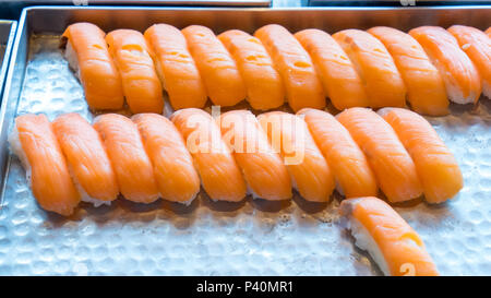 Köstliches Sushi Lachs in die Rolle auf Metallplatte für Buffet Stockfoto