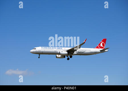 Ein Turkish Airlines Airbus A 321-231 Flugzeuge, Zulassungsnummer TC-JSV, nähert sich eine Landung. Stockfoto