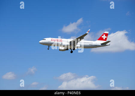 Ein Swiss Air Airbus A 320-214 Flugzeuge, Kennzeichen HB-JLT, Nickname Grenchen, nähert sich eine Landung. Stockfoto