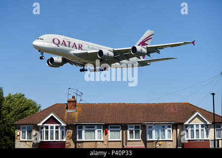 Ein Qatar Airways Airbus A380-800 Flugzeuge, die Registriernummer ein 7-API, Tiefflug über die Häuser, wie es für eine Landung am Flughafen Heathrow, London steigt. Stockfoto