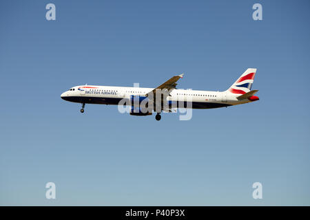 Einen British Airways Airbus A 321-231, Registrierung G-EUXD, nähert sich eine Landung. Stockfoto