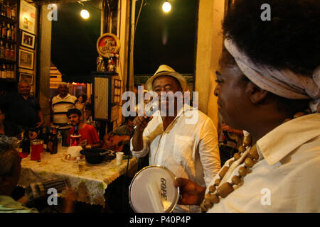 Kein dia 2 de Dezembro comemora-se o Dia do Samba. Keine Rio de Janeiro, o Ritmo é um dos principais ícones da Cultura beliebt. Nesta imagem: Samba Do Doutor, Roda de Samba realizada keine armazém Senado, Bar tradicional localizado na Esquina da Rua do Senado com a Rua Gomes Freite desde 1907, fundado por portugueses. Stockfoto