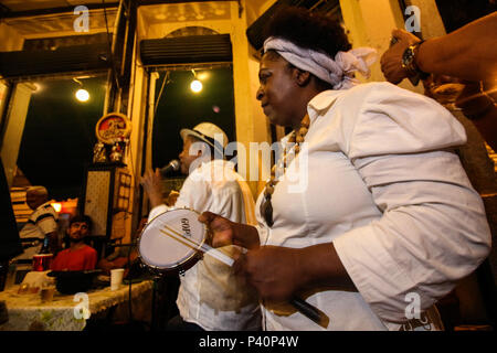 Kein dia 2 de Dezembro comemora-se o Dia do Samba. Keine Rio de Janeiro, o Ritmo é um dos principais ícones da Cultura beliebt. Nesta imagem: Samba Do Doutor, Roda de Samba realizada keine armazém Senado, Bar tradicional localizado na Esquina da Rua do Senado com a Rua Gomes Freite desde 1907, fundado por portugueses. Stockfoto