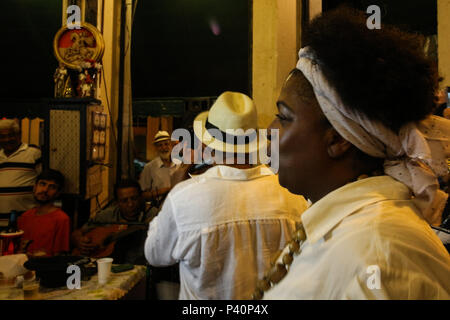 Kein dia 2 de Dezembro comemora-se o Dia do Samba. Keine Rio de Janeiro, o Ritmo é um dos principais ícones da Cultura beliebt. Nesta imagem: Samba Do Doutor, Roda de Samba realizada keine armazém Senado, Bar tradicional localizado na Esquina da Rua do Senado com a Rua Gomes Freite desde 1907, fundado por portugueses. Stockfoto