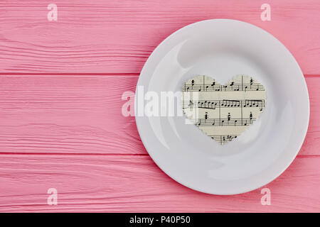 Papier Herzen mit Noten. Valentines Urlaub mit Musik. Glückliche musikalische Valentines Tag. Stockfoto