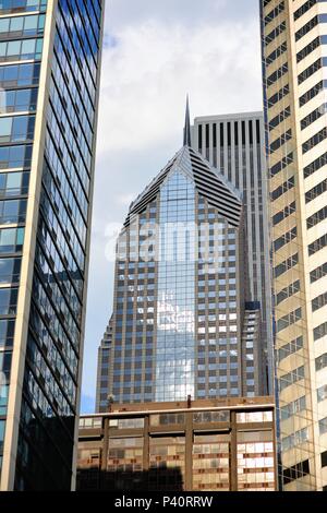 Chicago, Illinois, USA. Zwei Prudential Plaza durch ein Portal aus Glas und Stahl in der Innenstadt von Chicago gesehen. Stockfoto