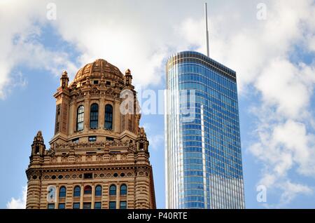 Chicago, Illinois, USA. Die Spitzen von zwei gegensätzliche architektonische Stile und Epochen in Chicago, das seine Vielfalt und Vielfalt der Architektur zeigen. Stockfoto