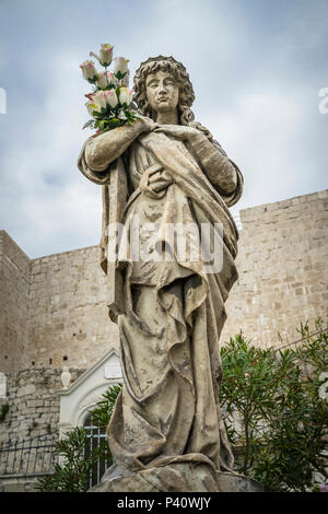Sibenik Kroatien, 10. September 2017, Details schöne steinerne Statue auf dem Friedhof, schöner Herbsttag in der Stadt Stockfoto