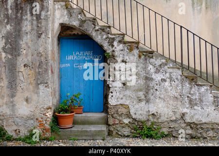 Alte Tür in Finalborgo, Ligurien, Italien. Stockfoto