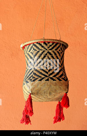 Cesta Indígena Artesanato Indígena Cesta de Palha Índios do Alto Xingú Índios do Mato Grosso Etnia Kuikuro Mato Grosso Centro Oeste Brasil Cesta Indígena Artesanato Indígena Cesta de Palha Índios do Alto Xingú Índios do Mato Grosso Etnia Kuikuro Mato Grosso Centro Oeste Brasil Stockfoto