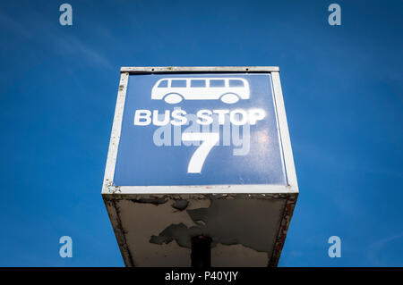 Blue Bus stop-Schild vor blauem Himmel am Flughafen Gatwick, Shuttle Bus. Stockfoto