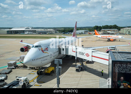Ein Virgin Atlantic Boeing 747-400 Flugzeuge, die auf dem Gate am Flughafen Gatwick vorbereitet wird. Stockfoto
