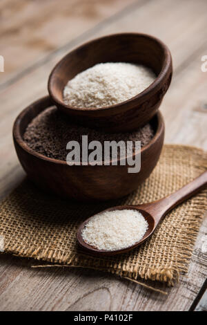 Psyllium husk oder Isabgol ist Faser aus den Samen von Plantago ovata abgeleitet, vor allem in Indien gefunden. In einer Schüssel über Moody Hintergrund serviert. selec Stockfoto