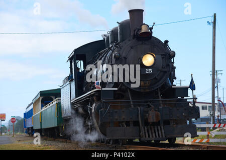 Die alte Dampflok von der Oregon Coast Scenic Railway zu ihrem Bestimmungsort in Rockaway Beach betrieben. Stockfoto