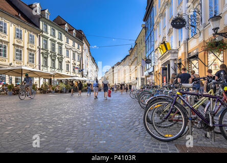 LJUBLJANA, Slowenien, 11. AUGUST 2017: Mestni trg bunte Straße Sommer Lubiana Gebäude städtische Umgebung, Ljubljana, Hauptstadt Sloweniens Stockfoto