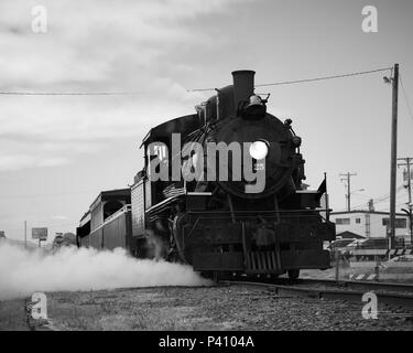 Die dampfschlote aus dem alten Lokomotive durch die Oregon Coast Scenic Railway zu ihrem Bestimmungsort in Rockaway Beach betrieben Stockfoto