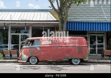 Alten rostigen VW Transporter in der Straße in Tarpon Springs USA geparkt. Stockfoto