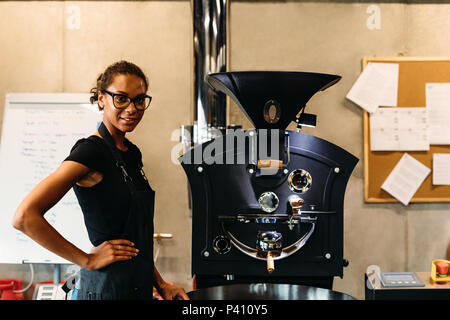 Inhaber kleiner Unternehmen in ihrem Kaffee Röstung shop Stand Stockfoto