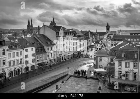 TRIER, Deutschland - 21. FEBRUAR 2017: Schwarz und Weiß Blick in Simeonstrasse Mall der mittelalterlichen Stadt Trier Stockfoto