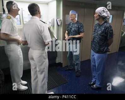 Logistics Group Western Pacific commander Adm. Donald Gabrielson und Marine Medizin West commander Adm. Paul Pearigen Gespräch mit Hospital Ship USNS Mercy (T-AH 19) Besatzungsmitglieder, Nha Trang, Vietnam, 23. Mai 2018. Mit freundlicher Chief Petty Officer Jackey Smith/Commander, Logistik Gruppe Western Pacific. () Stockfoto