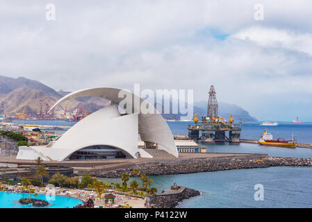 Santa Cruz de Tenerife, Spanien - 16. Juni 2018: Santa Cruz de Tenerife Stadtbild, Auditorium und den Hafen im Hintergrund, Kanarische Inseln, Spanien. Stockfoto