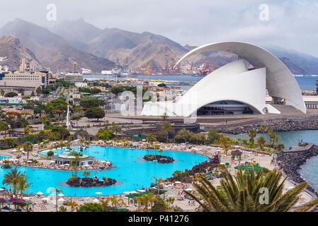 Santa Cruz de Tenerife, Spanien - 16. Juni 2018: Santa Cruz de Tenerife Stadtbild, Pools und Auditorium im Vordergrund Hafen der Stadt im Hintergrund, Stockfoto