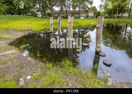 Trittsteine in einem Teich als Teil einer Spielplatz für Kinder Stockfoto